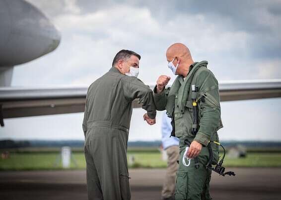 מפקד חיל האוויר, אלוף נורקין (משמאל) עם עמיתו הגרמני // צילום: דו"צ